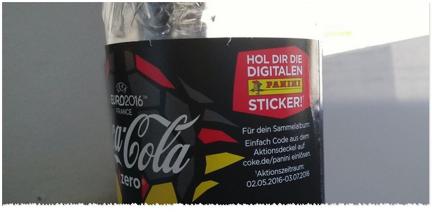 Panini Album Sticker auf Coca Cola Flaschen